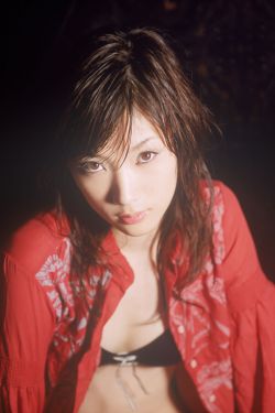 美女扒开衣服露出Q弹Q弹的奶头